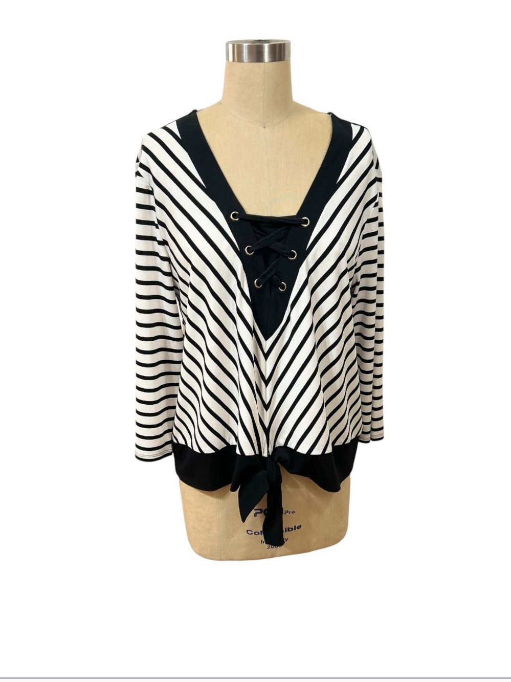 Chico's Black & White Striped Lace-Up V-Neck Sweater size 2 (10-12) EUC spandex